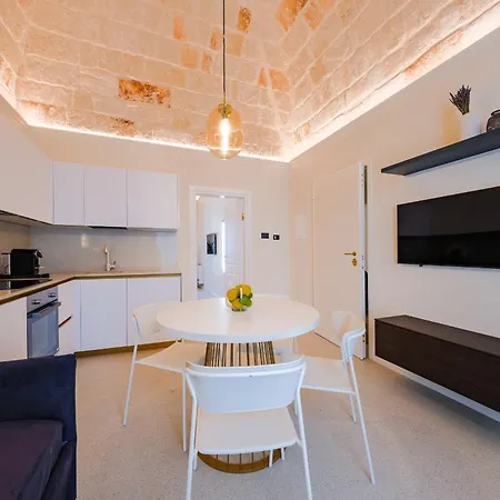 Helloapulia Charming Palazzo Clemente - Self-catering With Aircondition מונופולי